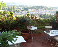 Vue sur vaison la romaine de la terrasse des petits d�jeuner de la maison d'h�tes