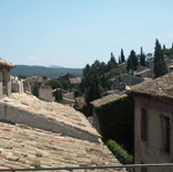 Vue sur les toits de la vieille ville de vaison � partir de la suite solanum de la maison d'h�tes de l'Ev�ch�