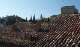 Vue sur les toits de la vieille ville de vaison � partir de la suite solanum de la maison d'h�tes de l'Ev�ch�